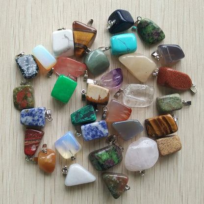 Großhandel 50 teile/los 2025 heißer verkauf trendy Verschiedene Naturstein Gemischt Unregelmäßige form anhänger charms schmuck