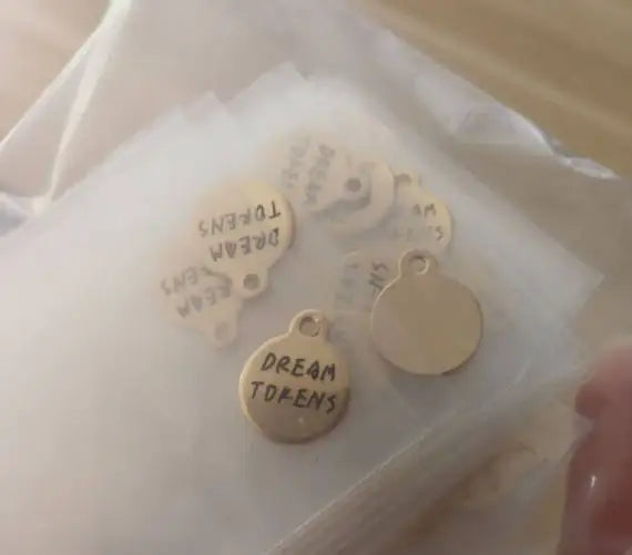 MaiLun 50 Stück 10 mm lasergravierte Anhänger mit individuellem Logo, Edelstahl, gravierbare Charms, Halskettenanhänger, Schmuckherstellungszubehör