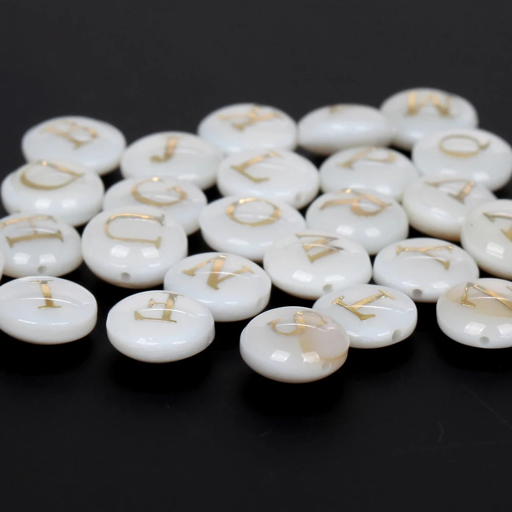 8 mm natürliche 26 Buchstaben weiße Muschel-Alphabet-Abstandsperlen für Schmuckherstellung, DIY handgefertigte Anhänger-Halskette