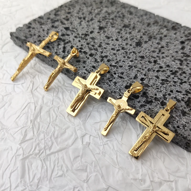 Neues Design 18K vergoldeter wasserdichter Jesus-Kreuz-Anhänger aus Edelstahl für Männer, religiöse Charms