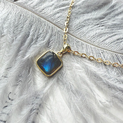 ITSMOS Halskette mit quadratischem Anhänger aus natürlichem Labradorit, einfacher Würfelstein, 14 Karat vergoldete Kette, eleganter Schmuck für Frauen, romantisch