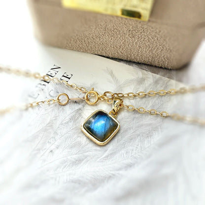 ITSMOS Halskette mit quadratischem Anhänger aus natürlichem Labradorit, einfacher Würfelstein, 14 Karat vergoldete Kette, eleganter Schmuck für Frauen, romantisch