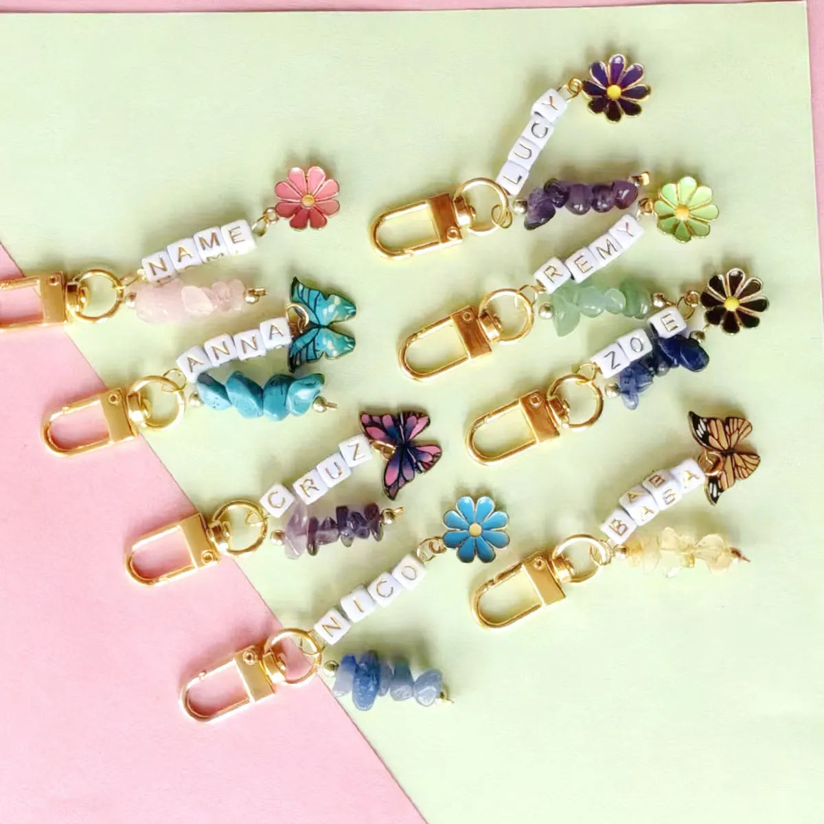1 STÜCK personalisierter Schlüsselanhänger aus Metall mit Gänseblümchen-Blume/Schmetterling, Kristallstein/Lapislazuli-Rohstein-Anhänger, Weihnachtsgeschenk