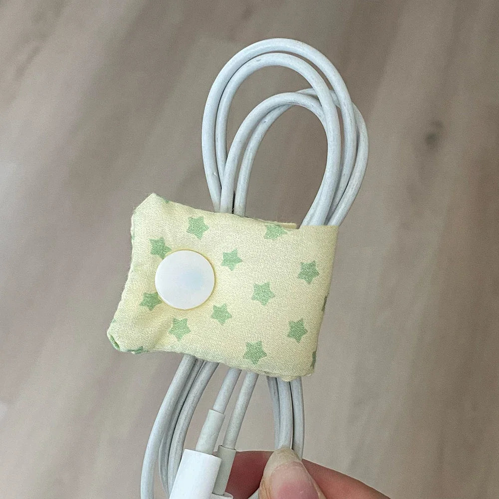 Niedlicher gepunkteter Kabel-Organizer aus Stoff, 11 x 4 cm, Schwarz-Weiß-Datenladekabel-Aufwicklung, INS-Stil, Kopfhörer-Aufbewahrungsschnalle