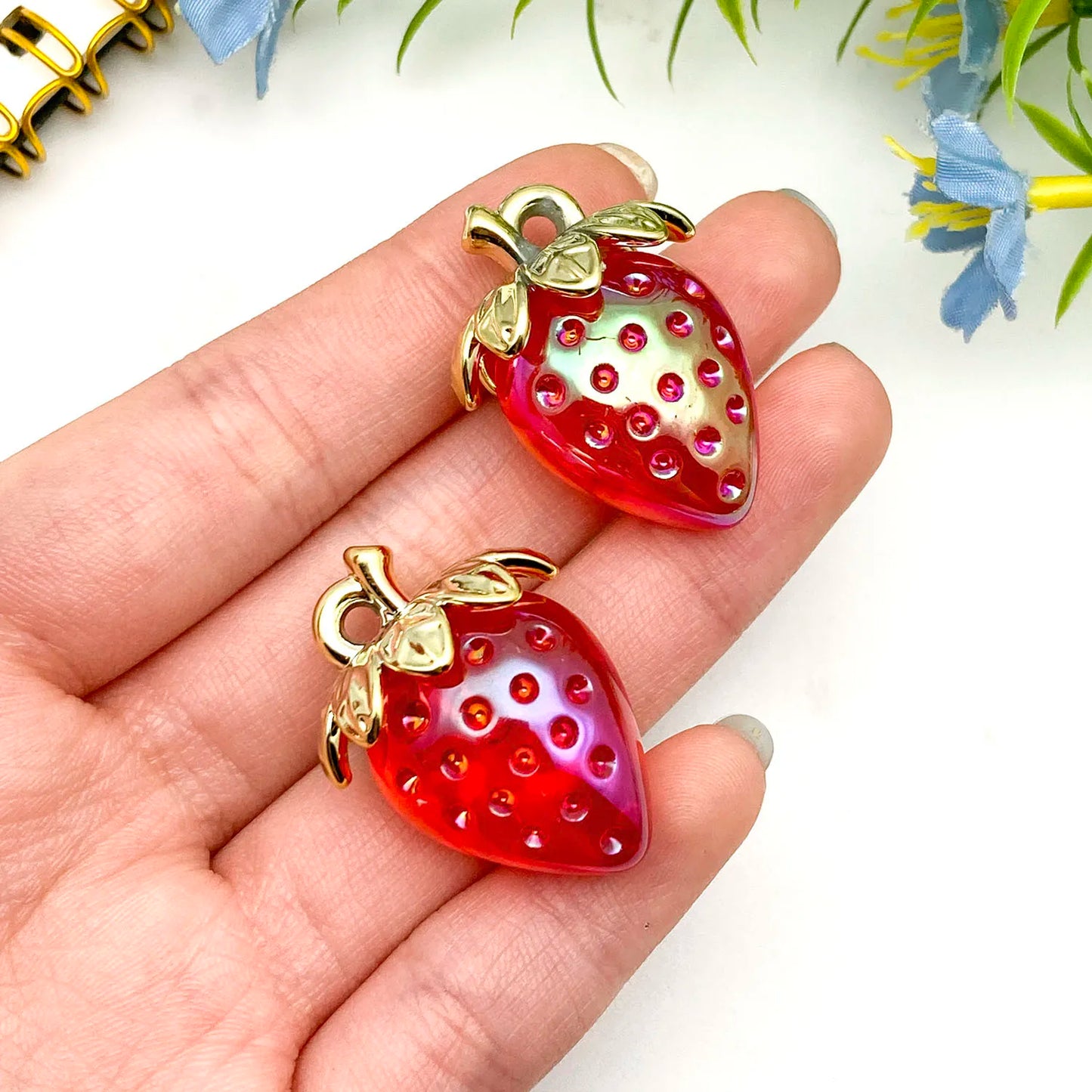4/8 Stück saftige 3D-Erdbeer-Charms – Erstellen Sie bezaubernden DIY-Schmuck! (Perfekt für Sommeraccessoires und Geschenke)