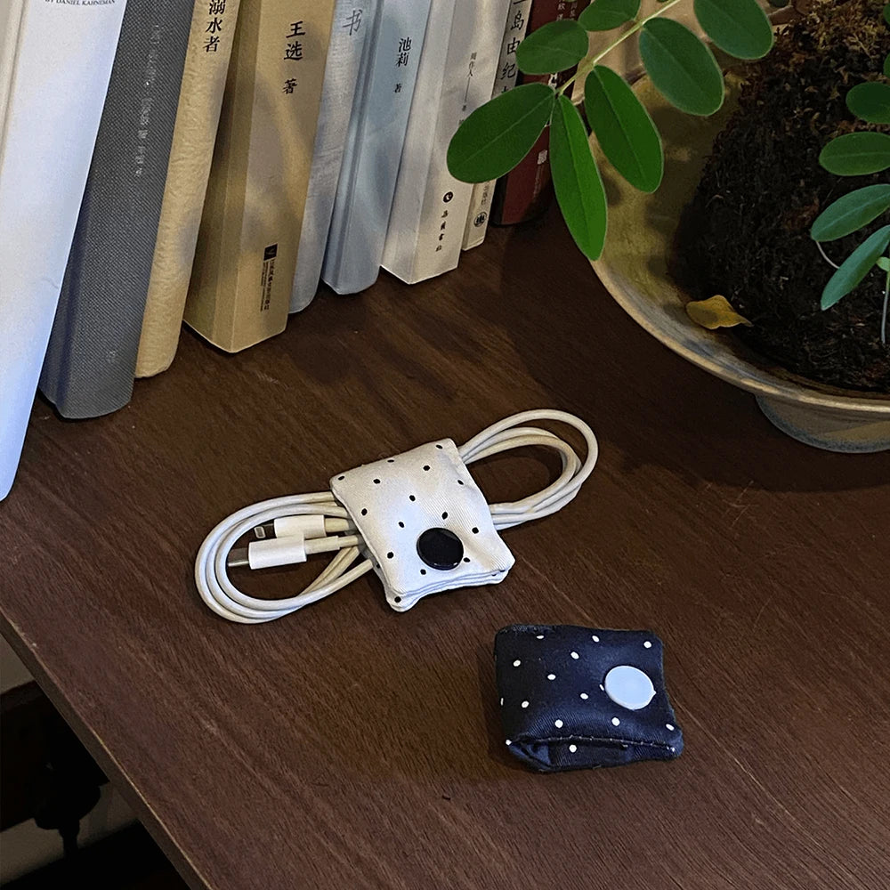 Niedlicher gepunkteter Kabel-Organizer aus Stoff, 11 x 4 cm, Schwarz-Weiß-Datenladekabel-Aufwicklung, INS-Stil, Kopfhörer-Aufbewahrungsschnalle