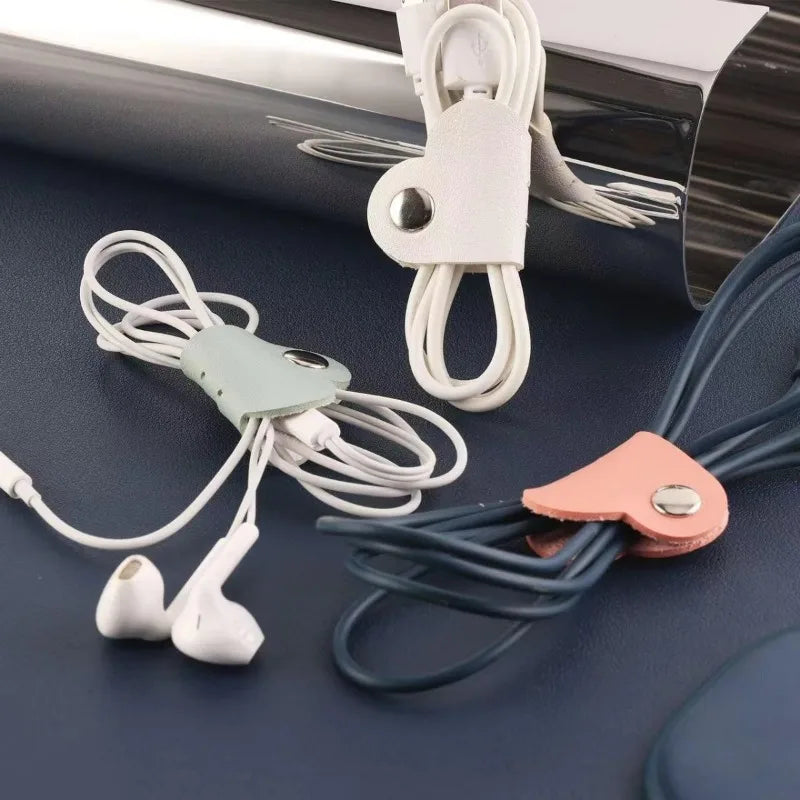 Herzförmiges Kabel-Organizer-Set - Hochwertige PU-Leder Kabelaufwickler für Ohrhörer, Kopfhörer - Sicher & Stilvoll, Perfekte Unisex-Geschenke
