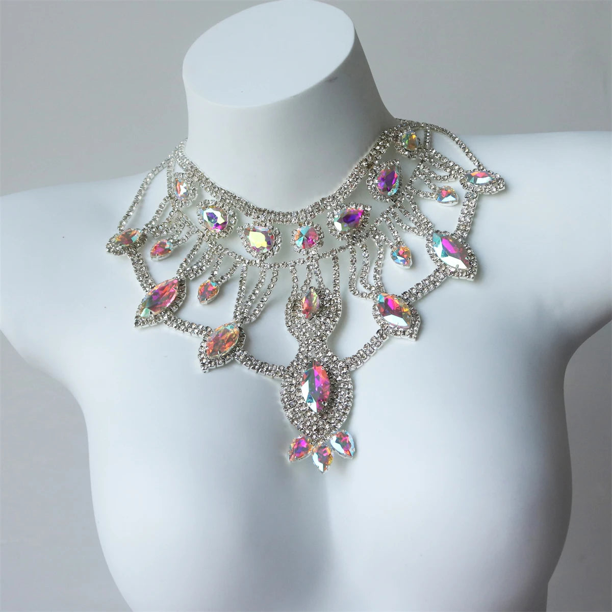 Elegante und glänzende AB-Farbe Kristall Halskette Schmuck für Frauen exquisite Hochzeit Party Kristall Kragen Kette Abendessen Schmuck