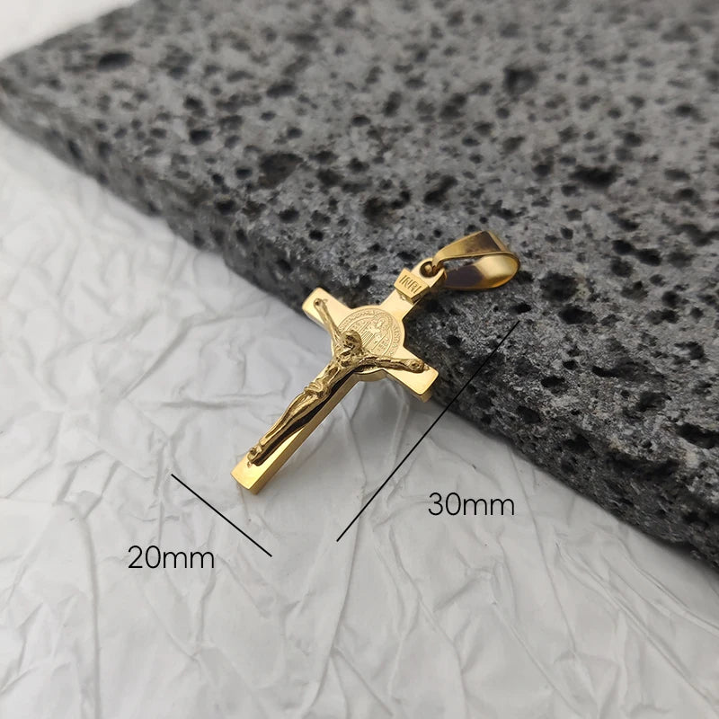 Neues Design 18K vergoldeter wasserdichter Jesus-Kreuz-Anhänger aus Edelstahl für Männer, religiöse Charms