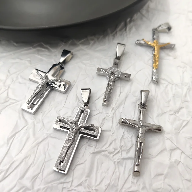 Neues Design 18K vergoldeter wasserdichter Jesus-Kreuz-Anhänger aus Edelstahl für Männer, religiöse Charms