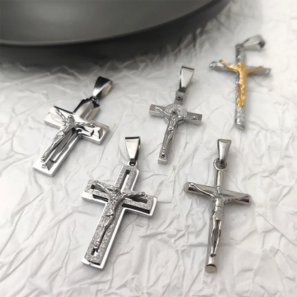 Neues Design 18K vergoldeter wasserdichter Jesus-Kreuz-Anhänger aus Edelstahl für Männer, religiöse Charms