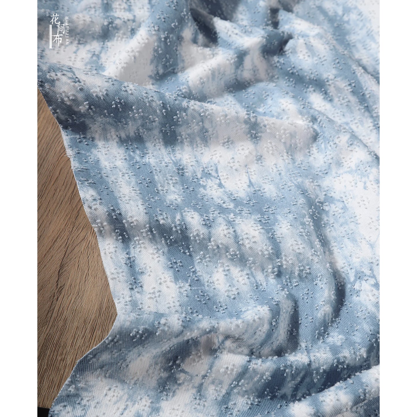 Denim-Jacquard-Stoff Blau Batik-Gefärbt mit Häkelblumen für DIY-Näharbeiten Baumwollmaterial Kreative Jacke Rock Kleidung Designer-Stoff