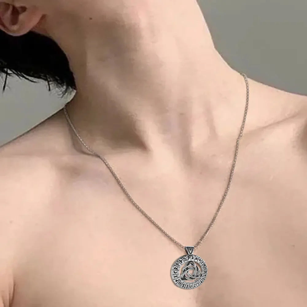 YILUOCD Viking Nordic Rune Halsketten für Männer Edelstahl Trinity Keltischer Knoten Anhänger Amulett Pagan Nordische Runen Jewerly