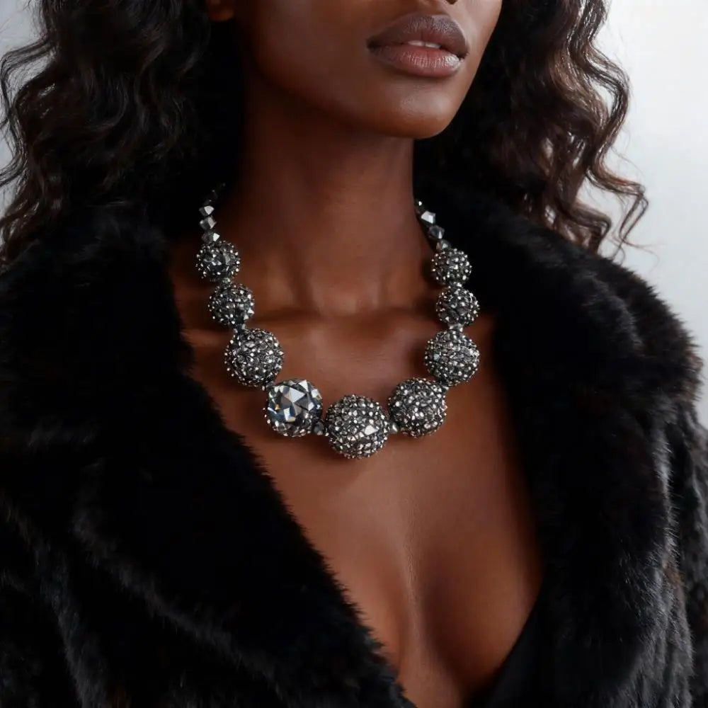 Glamouröse Gunmetal-Halskette mit facettierten Perlen und funkelnden Pavé-Kugeln, Statement-Halsband für Damen, modischer, edgy Party-Schmuck