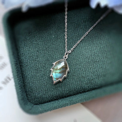 ITSMOS Labradorit Blatt Anhänger Halskette Labradorit Energiestein Anhänger Herz Heilkristall Spiritueller Schmuck für Frauen Geschenk