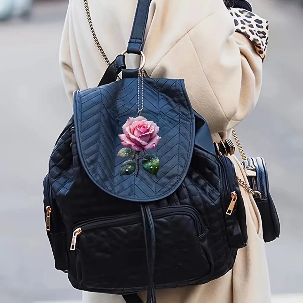 Schicker rosa Rosen-Acryl-Anhänger, vielseitiger Charme, bezaubernder Blumen-Schlüsselanhänger für Autospiegel, Rucksack, Zuhause, festliche Party, Geschenk und Dekoration