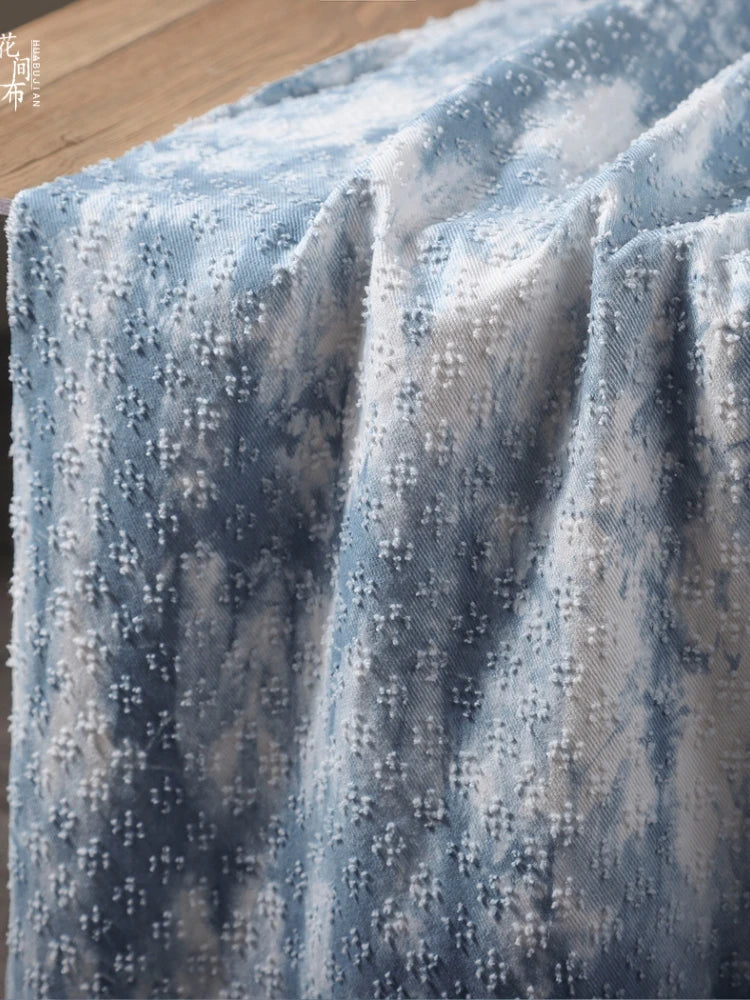 Denim-Jacquard-Stoff Blau Batik-Gefärbt mit Häkelblumen für DIY-Näharbeiten Baumwollmaterial Kreative Jacke Rock Kleidung Designer-Stoff