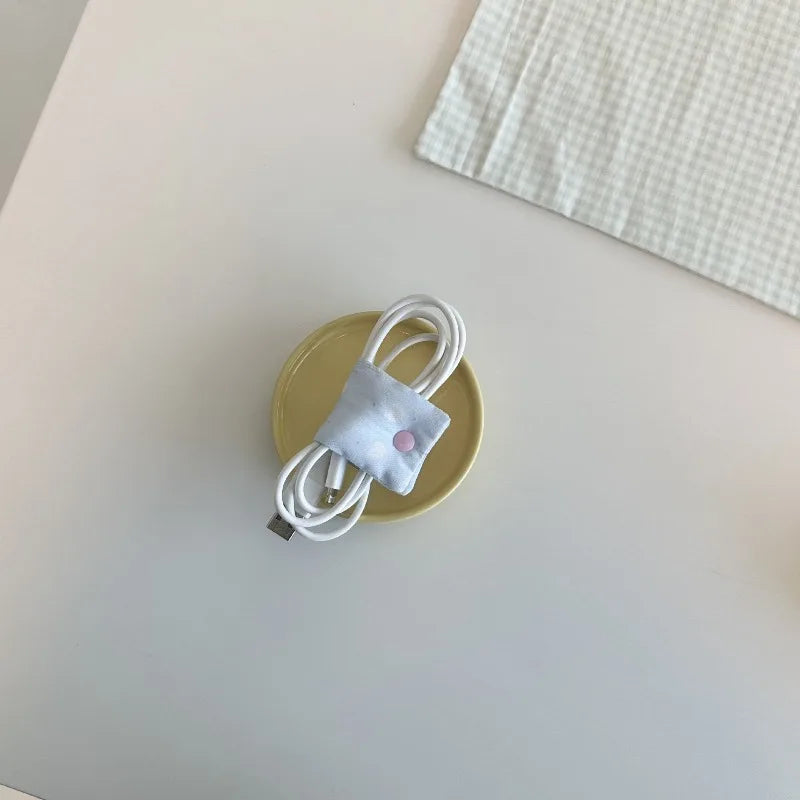 Niedlicher Herz-Kabelorganizer aus Stoff, Süßer Tragbarer Kabelclip für Ladegeräte, Handykabel und Reisekabelmanagement