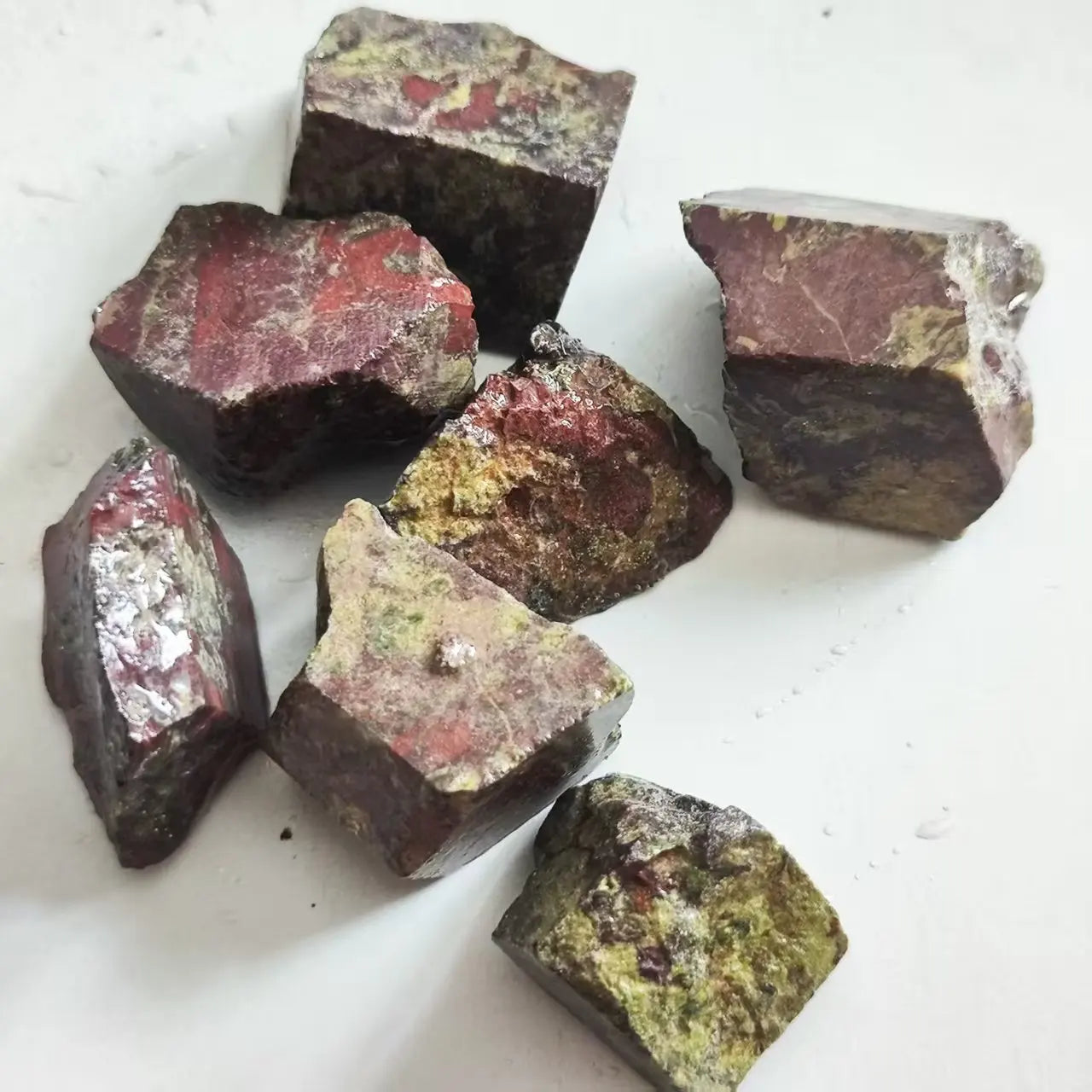 Natürlicher, hochwertiger Drachenblutstein, roher, rauer Mineralproben, Energieheilung, Reiki-Stein, Heim- und Raumdekorationsstein