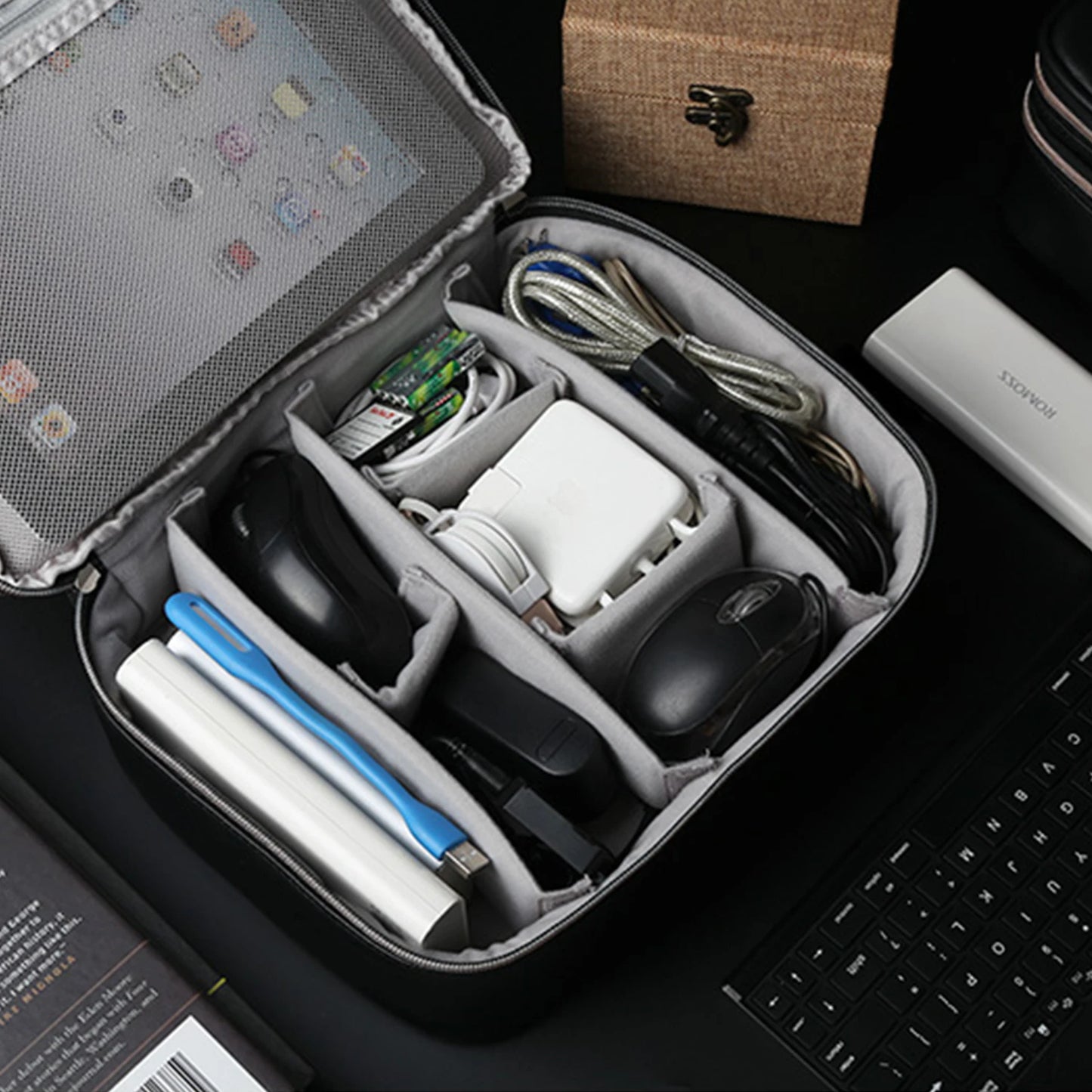 Mini-Reisetasche mit Kabel, Ladegerät für Mobiltelefone, Adapter, Flash-Laufwerk und mehr