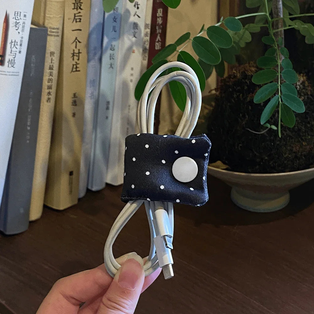 Niedlicher gepunkteter Kabel-Organizer aus Stoff, 11 x 4 cm, Schwarz-Weiß-Datenladekabel-Aufwicklung, INS-Stil, Kopfhörer-Aufbewahrungsschnalle