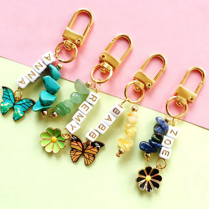 1 STÜCK personalisierter Schlüsselanhänger aus Metall mit Gänseblümchen-Blume/Schmetterling, Kristallstein/Lapislazuli-Rohstein-Anhänger, Weihnachtsgeschenk