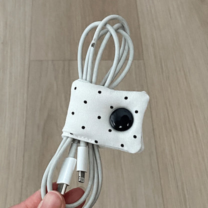 Niedlicher gepunkteter Kabel-Organizer aus Stoff, 11 x 4 cm, Schwarz-Weiß-Datenladekabel-Aufwicklung, INS-Stil, Kopfhörer-Aufbewahrungsschnalle