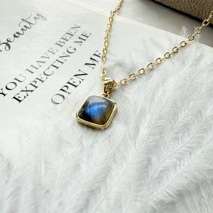 ITSMOS Halskette mit quadratischem Anhänger aus natürlichem Labradorit, einfacher Würfelstein, 14 Karat vergoldete Kette, eleganter Schmuck für Frauen, romantisch