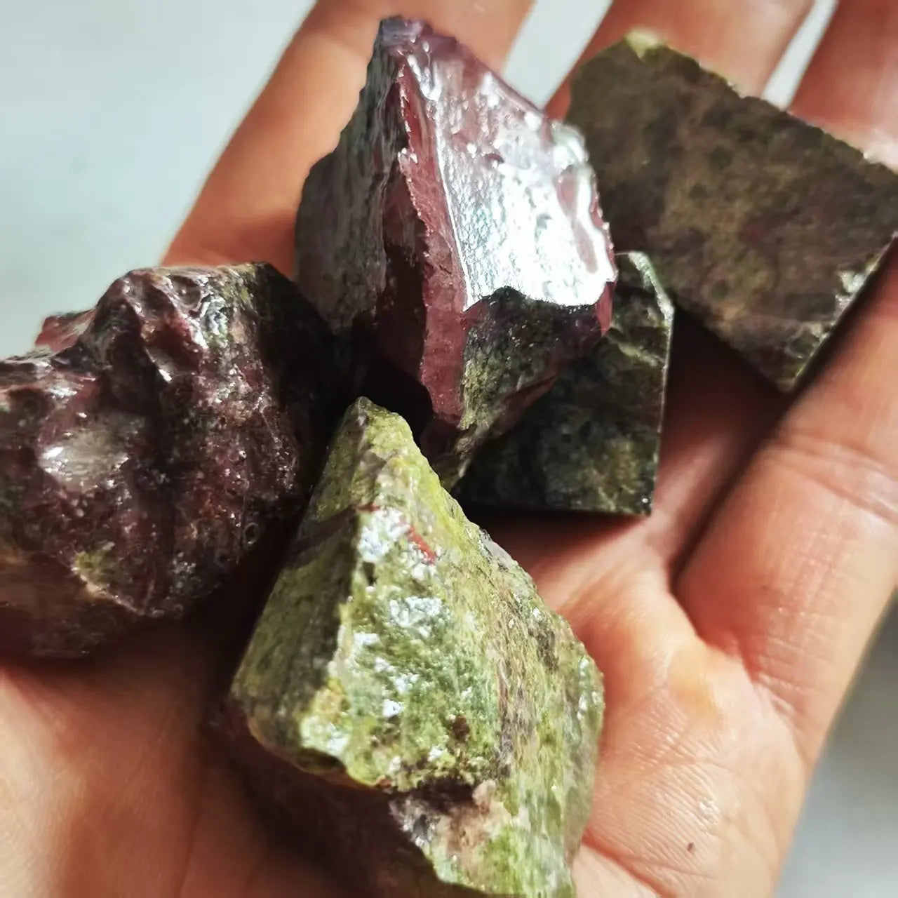 Natürlicher, hochwertiger Drachenblutstein, roher, rauer Mineralproben, Energieheilung, Reiki-Stein, Heim- und Raumdekorationsstein