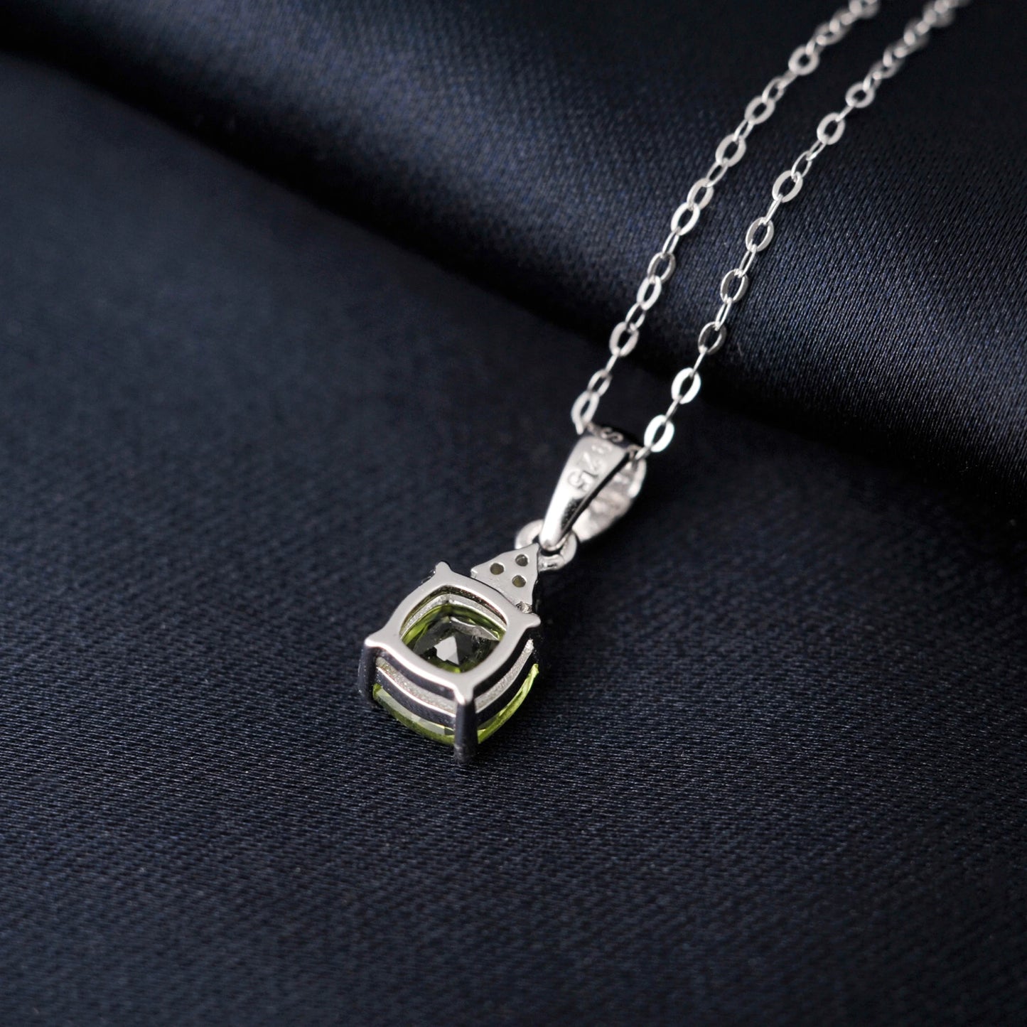 Potiy 1 Karat Kissen, natürlich geschliffene echte Peridot-Anhänger-Halskette mit 45,7 cm langer Spurkette aus 925er Sterlingsilber
