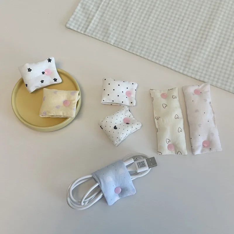 Niedlicher Herz-Kabelorganizer aus Stoff, Süßer Tragbarer Kabelclip für Ladegeräte, Handykabel und Reisekabelmanagement