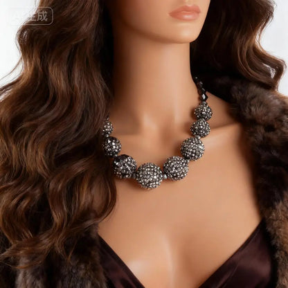 Glamouröse Gunmetal-Halskette mit facettierten Perlen und funkelnden Pavé-Kugeln, Statement-Halsband für Damen, modischer, edgy Party-Schmuck