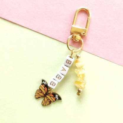 1 STÜCK personalisierter Schlüsselanhänger aus Metall mit Gänseblümchen-Blume/Schmetterling, Kristallstein/Lapislazuli-Rohstein-Anhänger, Weihnachtsgeschenk