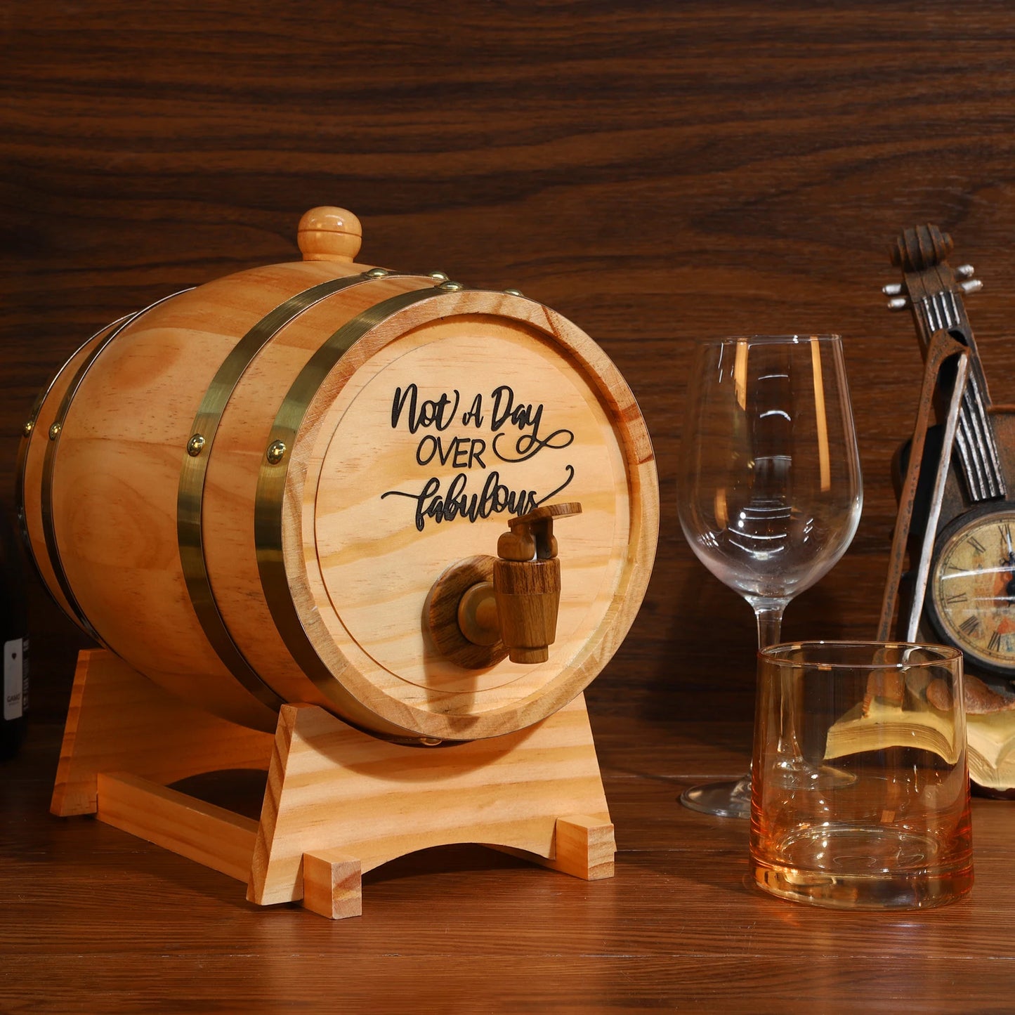 3L Graviertes Whiskeyfass mit Ständer und Zapfhahn Holz-Whiskeyfass Weinfass für Cocktails Bourbon Rum Tequila Bier