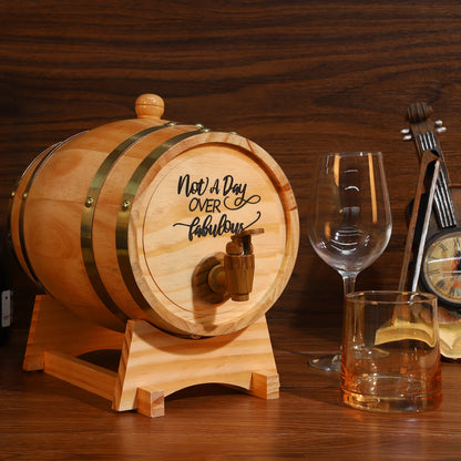 3L Graviertes Whiskeyfass mit Ständer und Zapfhahn Holz-Whiskeyfass Weinfass für Cocktails Bourbon Rum Tequila Bier