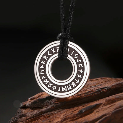 YILUOCD Viking Nordic Rune Halsketten für Männer Edelstahl Trinity Keltischer Knoten Anhänger Amulett Pagan Nordische Runen Jewerly