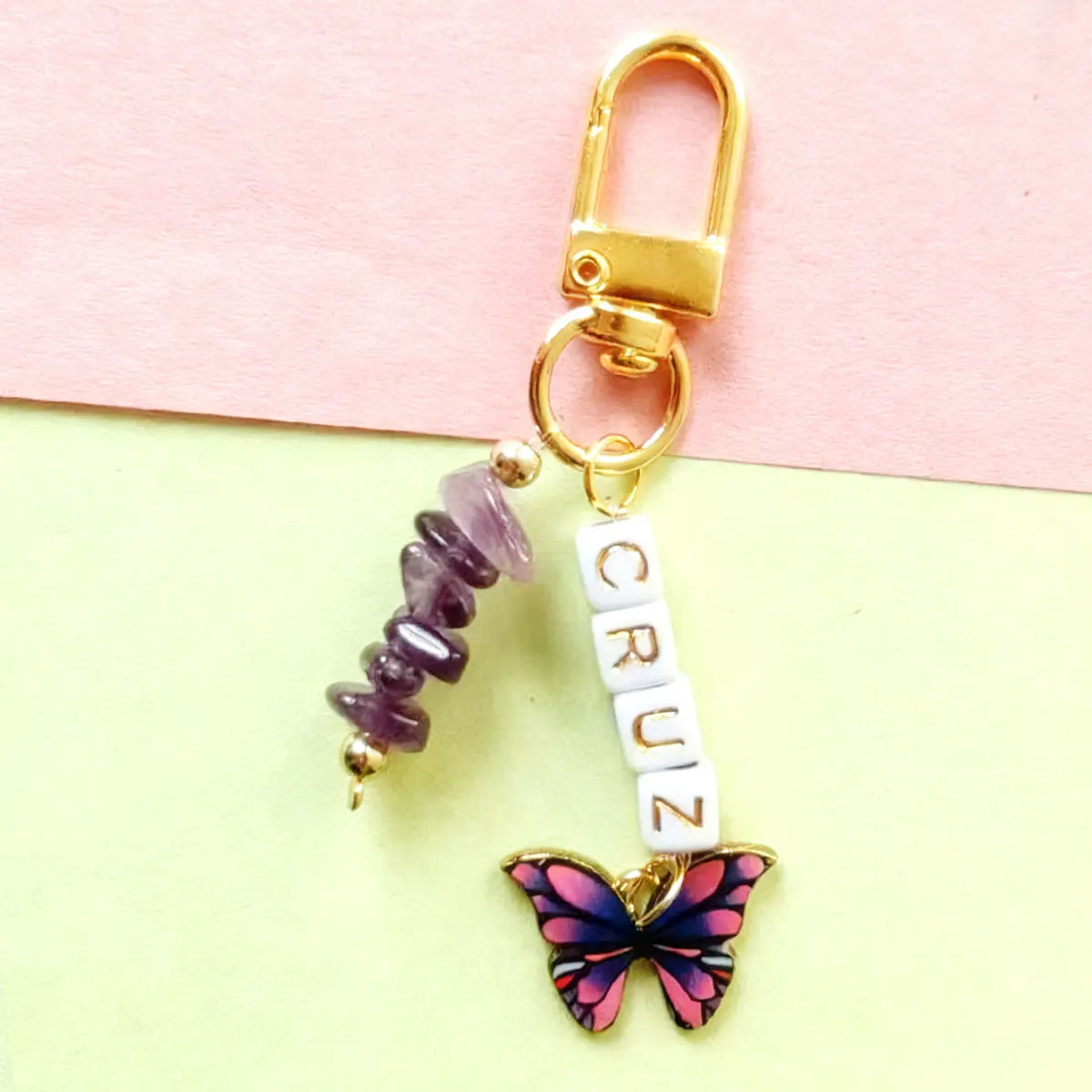 1 STÜCK personalisierter Schlüsselanhänger aus Metall mit Gänseblümchen-Blume/Schmetterling, Kristallstein/Lapislazuli-Rohstein-Anhänger, Weihnachtsgeschenk
