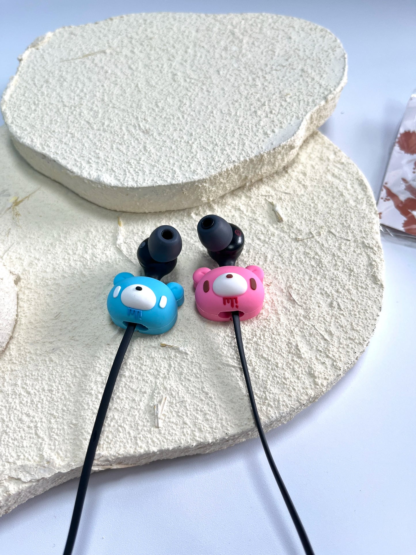 Kawaii Bloody Bear Datenkabelschutz, niedliche Cartoon-Tier-Ladekabelabdeckung, stoßfest und langlebig, einzigartiges Zubehör für Telefon
