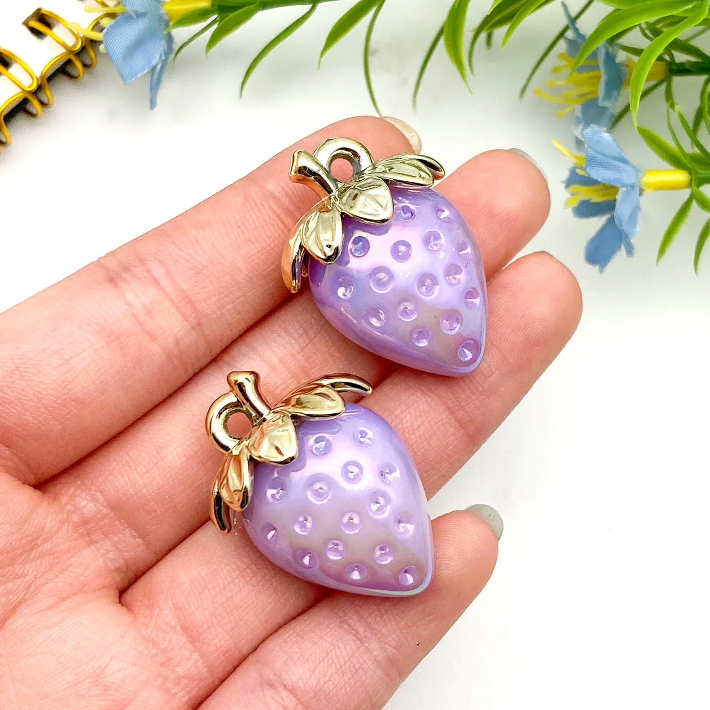 4/8 Stück saftige 3D-Erdbeer-Charms – Erstellen Sie bezaubernden DIY-Schmuck! (Perfekt für Sommeraccessoires und Geschenke)