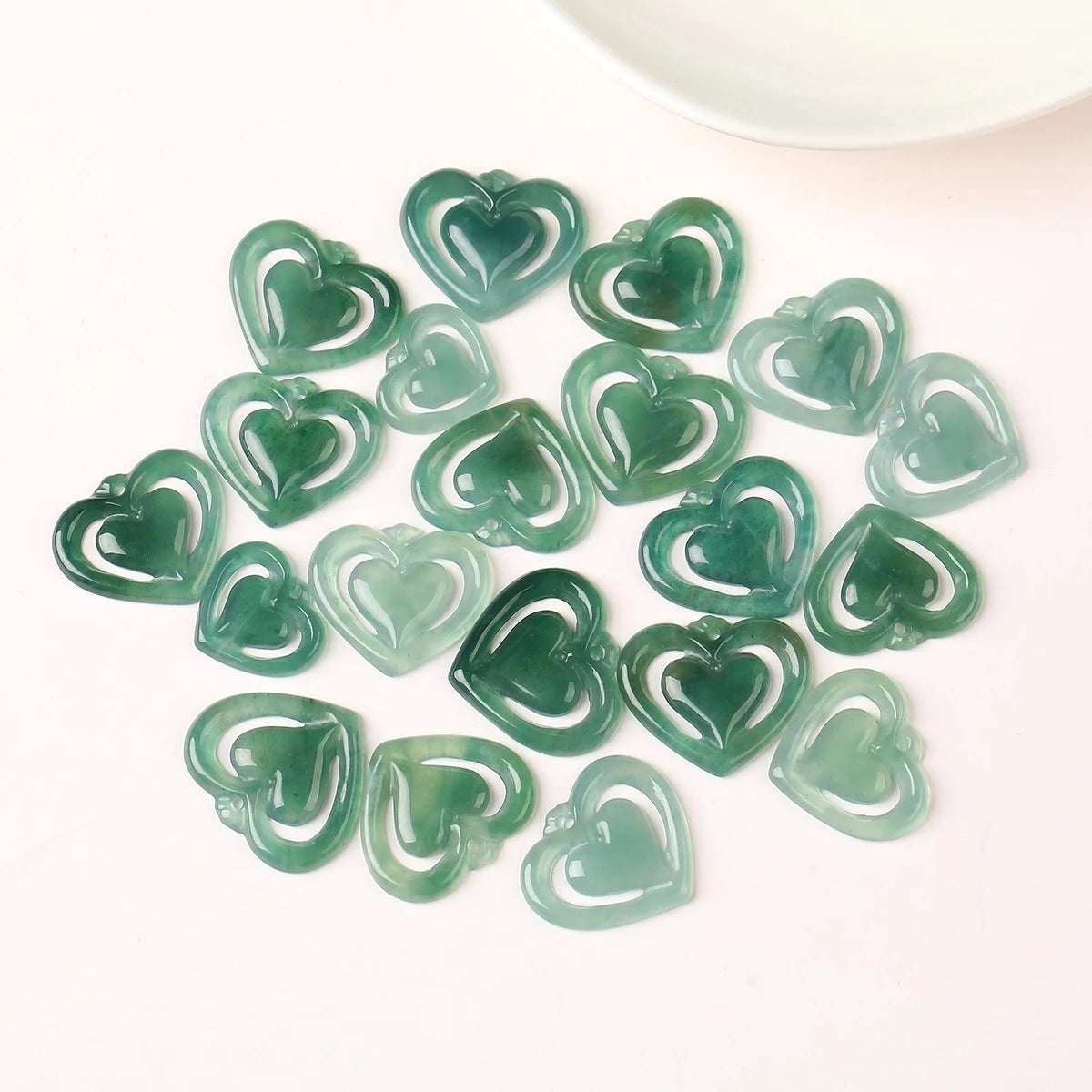 1 Stück Naturstein Guatemala Jadeit geschnitzte Herzform Smaragdperle für Schmuckherstellung DIY Halskette Armband Charms Zubehör