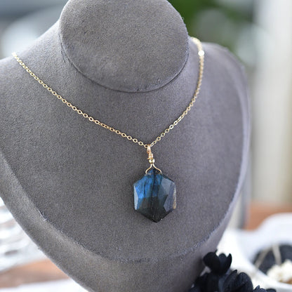 ITSMOS Halskette mit Anhänger aus natürlichem Labradorit, 14 Karat vergoldet, einfacher facettierter Sechseckstein, 25 mm, eleganter Schmuck für romantische Frauen