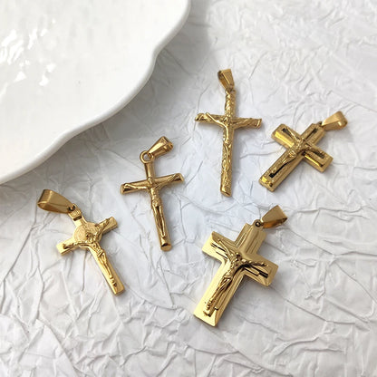 Neues Design 18K vergoldeter wasserdichter Jesus-Kreuz-Anhänger aus Edelstahl für Männer, religiöse Charms