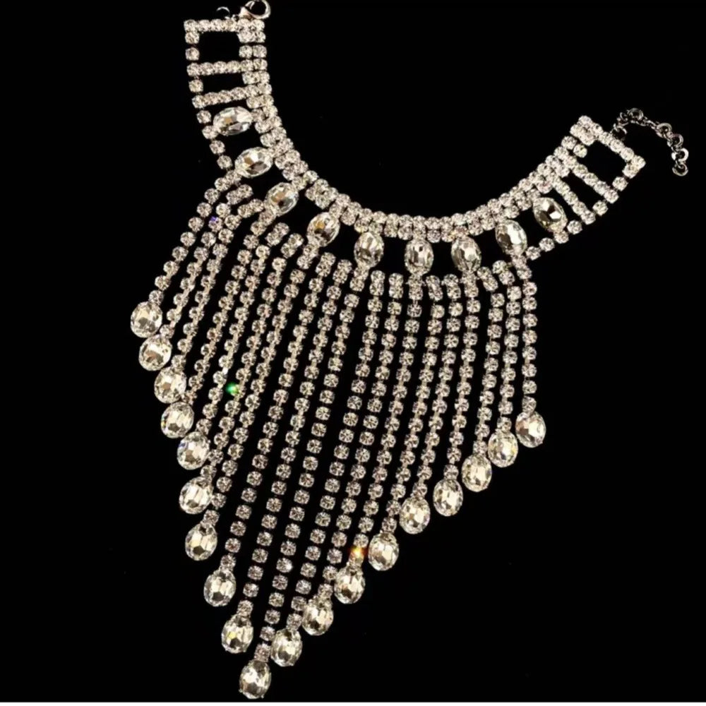 Diamantbesetzte Halskette im böhmischen Stil für Abend, Party, Hochzeit, Abendessen, Damen-Accessoire, eleganter Anhänger in Wassertropfenform