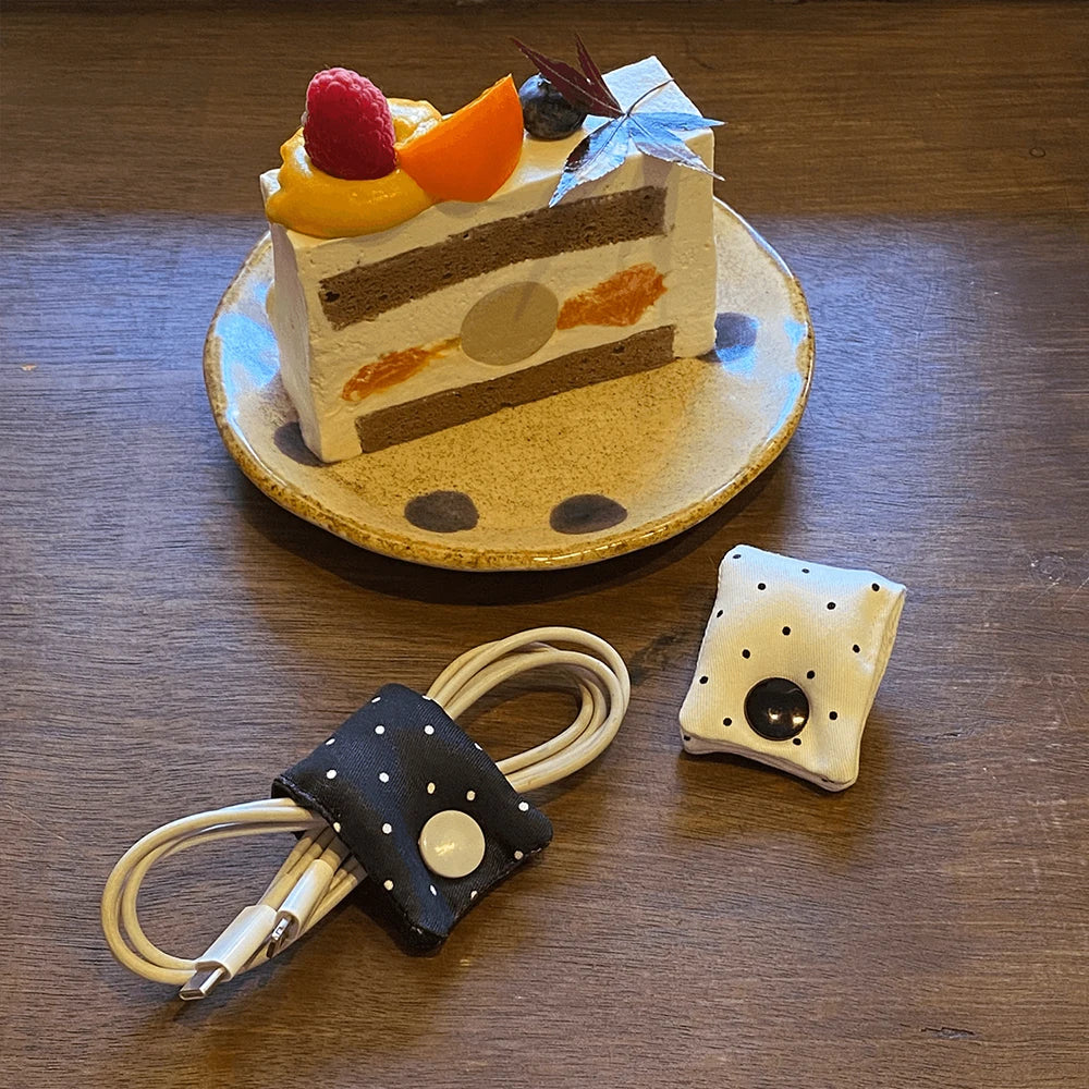 Niedlicher gepunkteter Kabel-Organizer aus Stoff, 11 x 4 cm, Schwarz-Weiß-Datenladekabel-Aufwicklung, INS-Stil, Kopfhörer-Aufbewahrungsschnalle