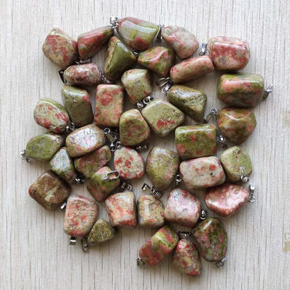 Großhandel 50 teile/los 2025 heißer verkauf trendy Verschiedene Naturstein Gemischt Unregelmäßige form anhänger charms schmuck