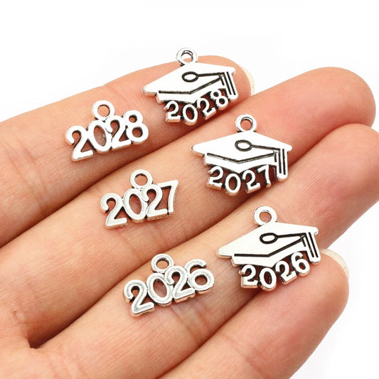 50 Stück 9x14mm Jahr Nummer 2026 2027 2028 Anhänger Charms DIY Schmuck Herstellung Schmuck finden antike versilbert Zubehör