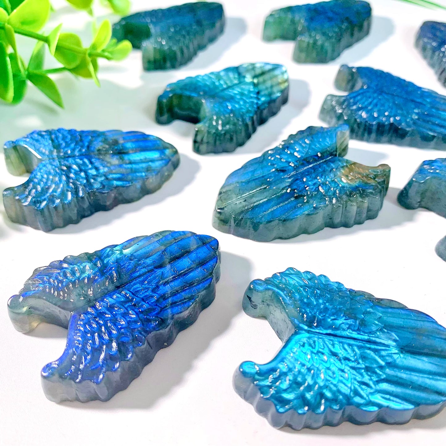 1pc zufällige hochwertige Labradorit Flügels child natürliche Kristalls chnitzerei, Edelsteins chmuck, Glitzer, Halloween-Geschenk, Heim dekoration