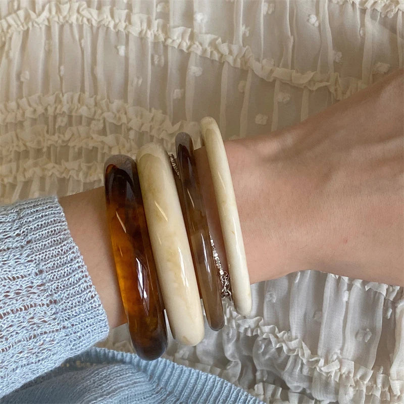 4 teile/satz Vintage Punk Kaffee Beige Dünne Harz Acryl Verschmieren Armreifen Runde Unregelmäßige Armreif Armband Für Frauen Männer Schmuck