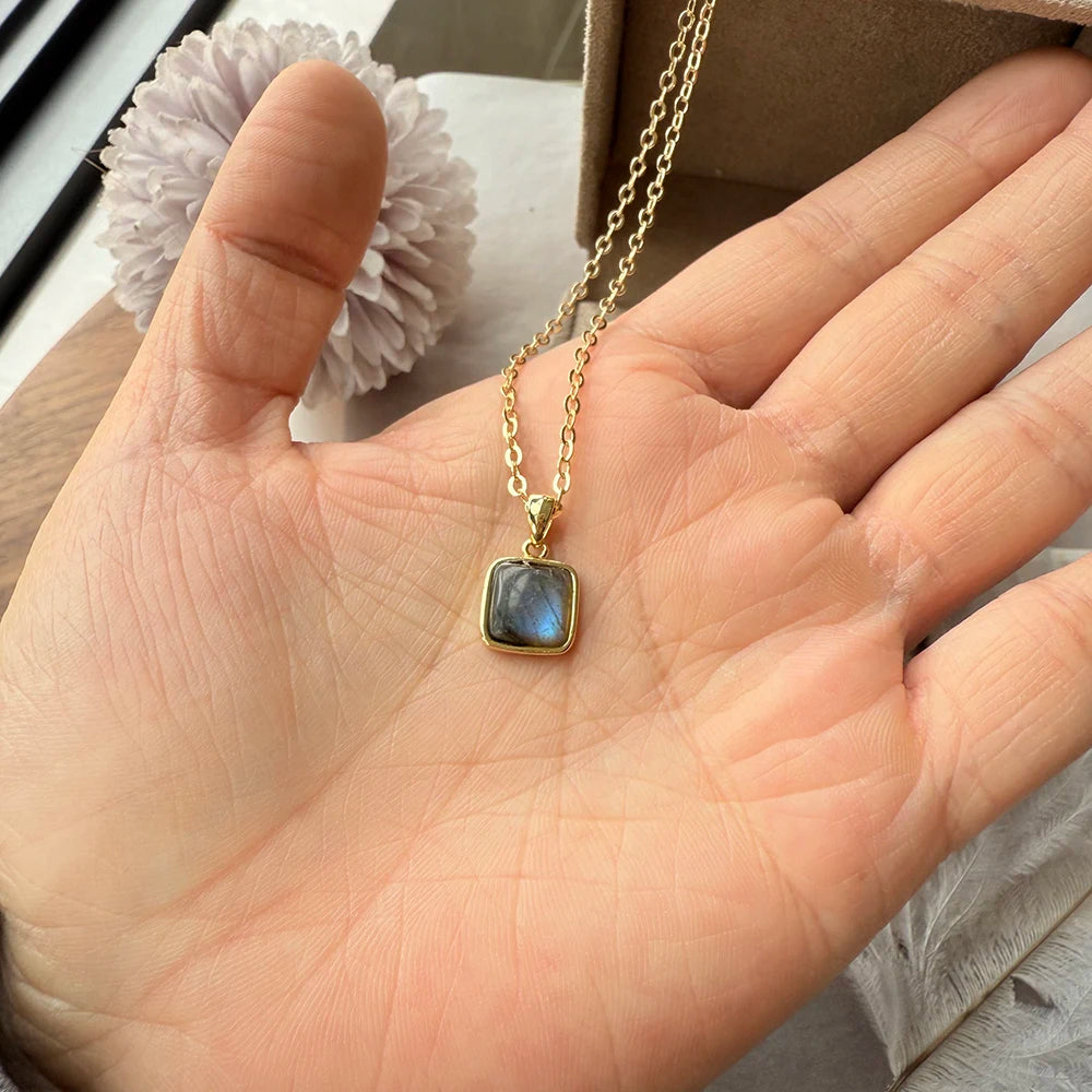 ITSMOS Halskette mit quadratischem Anhänger aus natürlichem Labradorit, einfacher Würfelstein, 14 Karat vergoldete Kette, eleganter Schmuck für Frauen, romantisch