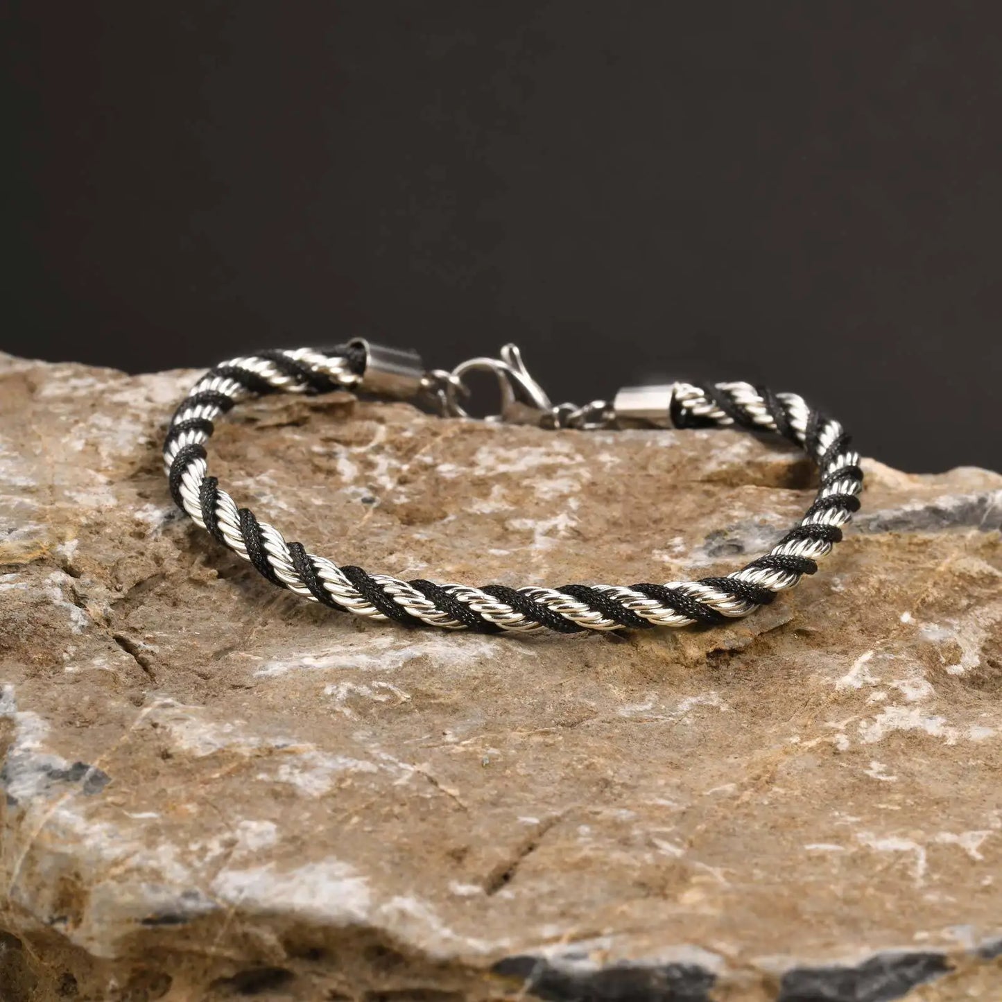 Zweifarbige Kettenarmbänder für Männer und Jungen, verstellbares Armband mit gedrehtem Seil aus Edelstahl, stilvolle Schmuckgeschenke